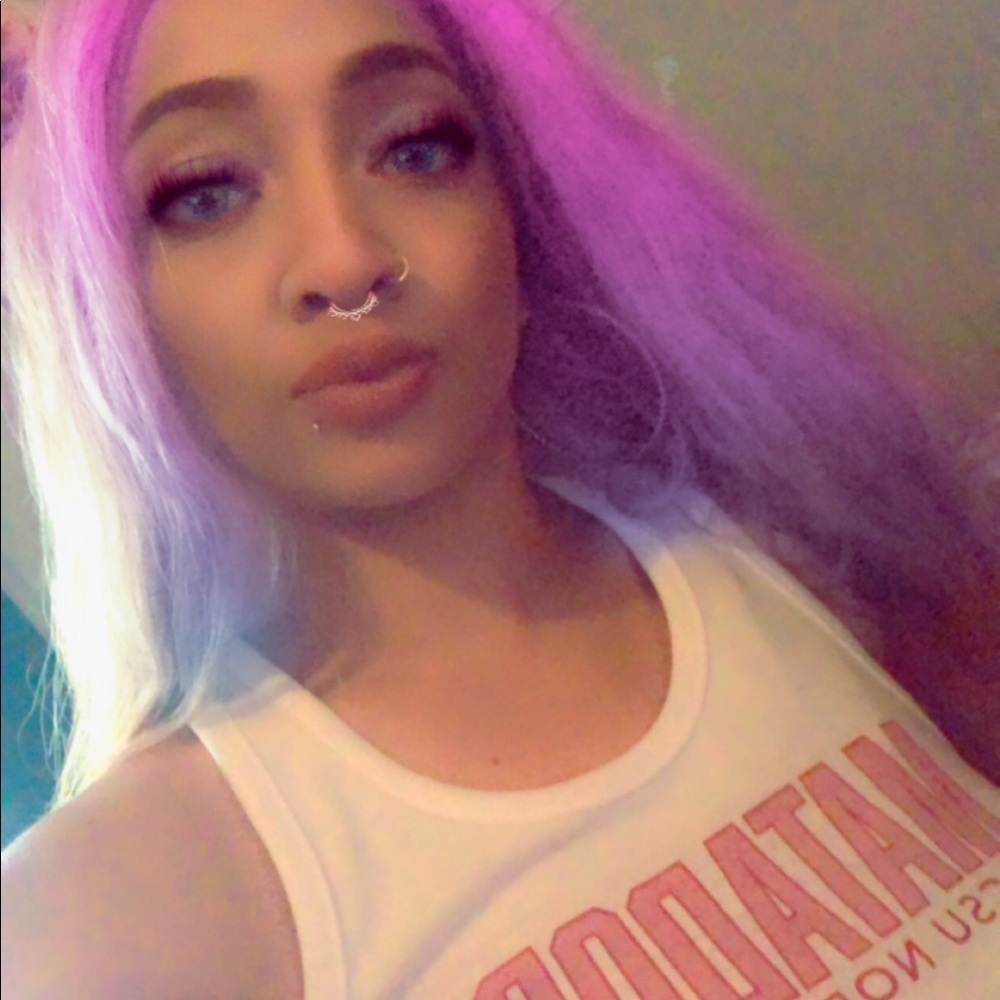 Meet your Posher, Mona